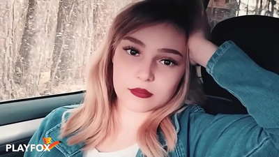 Sexy babe suger gledelig på rabattkort